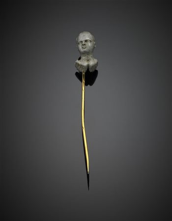 Spillone in oro giallo con testa di cherubino a tutto tondo in pietra lavica, g