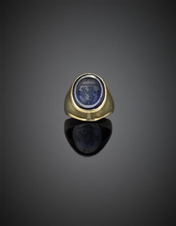 Anello in oro giallo con sigillo su zaffiro sintetico, g 8,40 circa misura 6/46. (difetti)