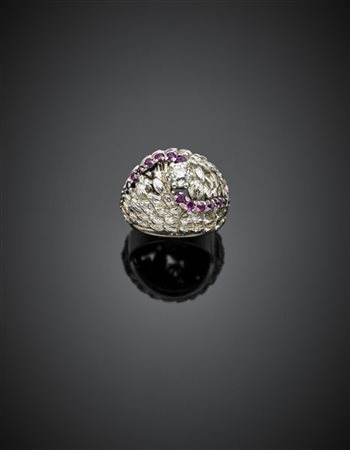 Anello in oro bianco con diamante rotondo di ct. 0,40 circa, rubini a rifinire,