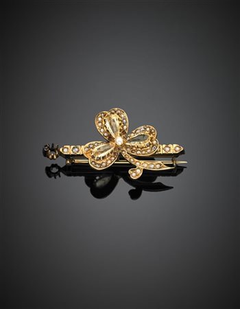 Spilla a trifoglio in oro giallo, quarzi citrini e mezze perle, g 7,00 circa, l
