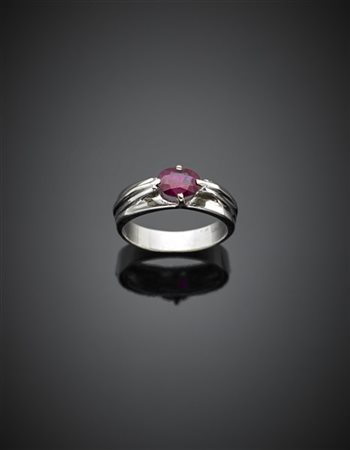 Anello in oro bianco e rubino sintetico ovale, g 9,00 circa misura 26/66. (liev