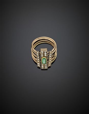 Anello in oro giallo 333/1000 a cinque fili rifinito con mezze perle e smeraldo