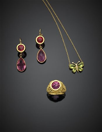 Lotto in oro giallo composto da demi-parure di anello e orecchini con paste vit