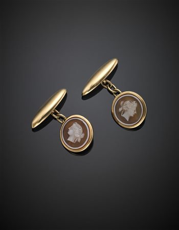 Gemelli in oro giallo con cammei in agata, g 7,30 circa. (difetti)