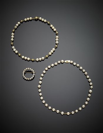 Lotto composto da due collane in oro giallo e perle, lungh. cm 35 e cm 39,60 ci