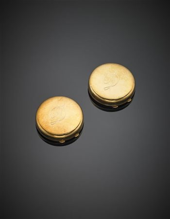 Coppia di copribottoni in oro giallo cifrati "D" in corsivo, g 5,30 circa, diam