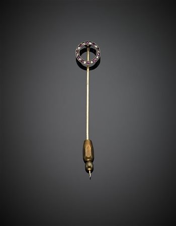 Spilla da cravatta in oro giallo, argento, diamanti a mezza rosetta e rubini, g