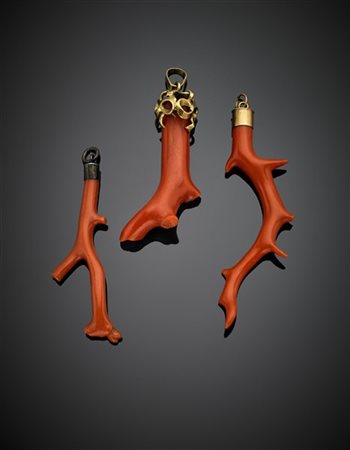 Lotto composto da tre rami in corallo, due rifiniti in oro giallo e uno in arge