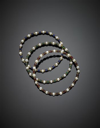 Tre bracciali rigidi in oro giallo con smalti e perle, complessivi g 35,70 circ