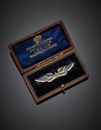 Spilla in oro giallo a guisa di ali spiegate rifinita con smalti , g 7,20 circa