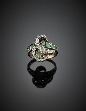 Anello in oro giallo 333/1000 e argento con diamanti a mezza rosetta e smeraldi