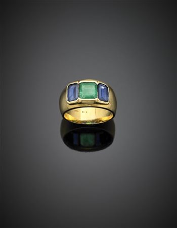 Anello in oro giallo con smeraldo di ct. 1 circa e due zaffiri per complessivi