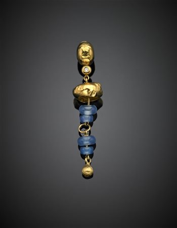 Mono orecchino in oro giallo, calcedonio azzurro e un diamante, g 5,25 circa, l