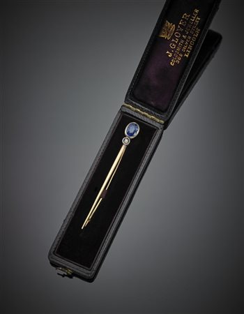 Spillone in oro giallo e argento rifinito con zaffiro sintetico e diamante a mezza rosetta, g 3,40 circa