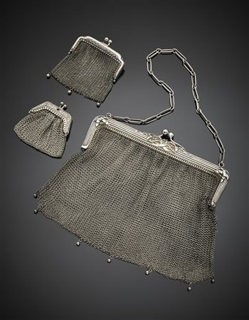 Lotto composto da una borsa da sera in rete d' argento 800/1000 di cm 16,3 x 15