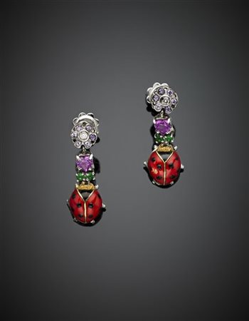 Orecchini pendenti in oro bianco e giallo rifiniti con diamanti, gemme e smalti