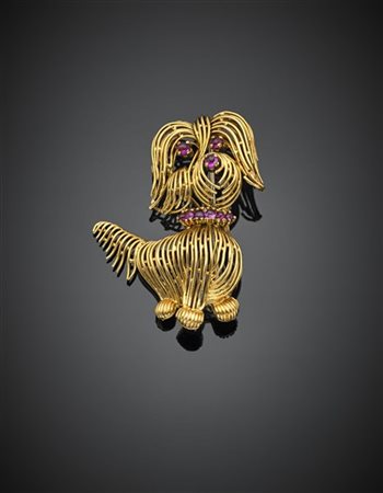 Spilla in oro giallo a guisa di cagnolino rifinita con rubini cabochon, g 8,20
