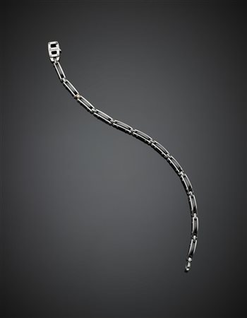 ZANCAN
Bracciale in oro bianco rifinito con materiale nero e diamante. Perni in