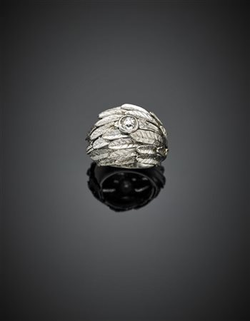 Anello in oro bianco con foglie e diamante rotondo di ct. 0,35 circa, g 9,70 ci