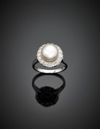 Anello in platino con diamanti per complessivi ct. 0,50 circa e perla centrale