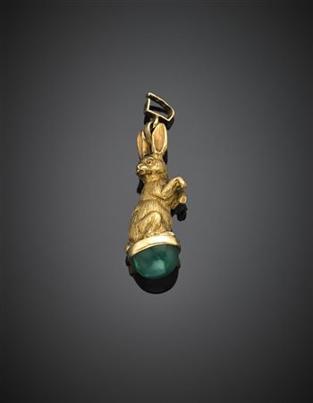 Pendente a guisa di leprotto in oro giallo cesellato terminato con quarzo micro