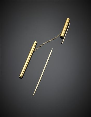 Stuzzicadenti con custodia in oro giallo e bianco, g 9,70 circa, lungh. cm 7,20