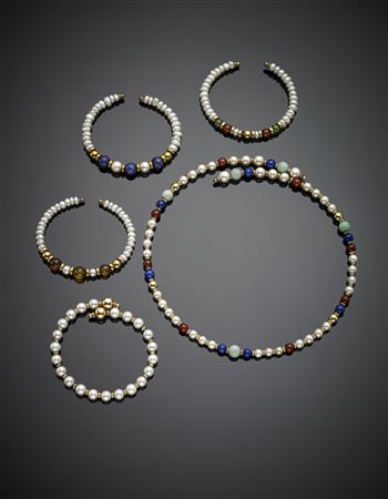Lotto composto da quattro bracciali e un collier, tutti semirigidi e rifiniti c