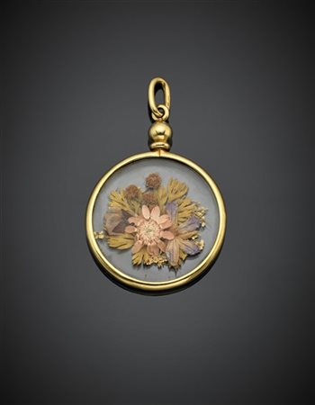 Pendente in oro giallo e vetro con composizione di fiori secchi, g 9,60 circa,