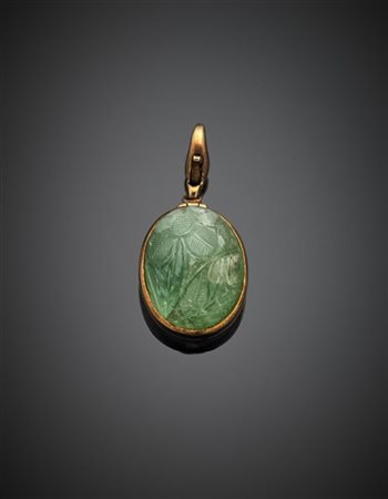 Pendente in oro giallo con smeraldo cabochon scolpito di ct. 30 circa, g 11,40
