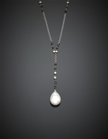 PASINO
Catenina in oro bianco intervallata da microperle e briolette nere con p