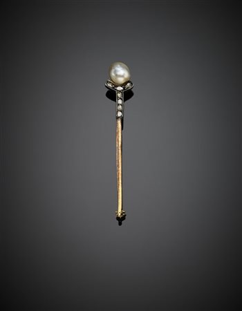 Spilla in oro giallo, argento, perla e diamanti a mezza rosetta, g 3,30 circa,