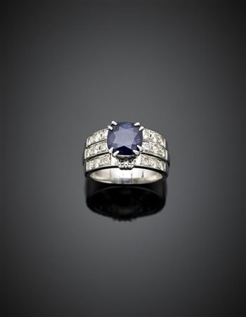 Anello in oro bianco, rifinito con tre file di diamanti per complessivi ct. 0,5