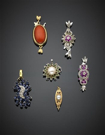 Lotto in oro bianco e giallo composto da cinque chiusure ed un pendente rifinit