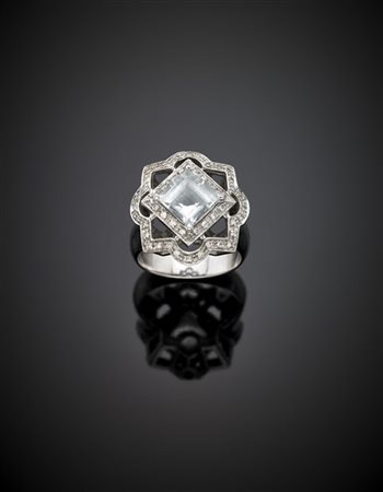 Anello in oro bianco con diamanti e acquamarina quadrata, g 13,00 circa misura