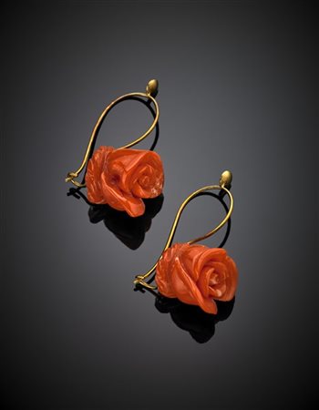 Orecchini pendenti in corallo arancione scolpito a bocciolo di rosa, g 22,30 circa