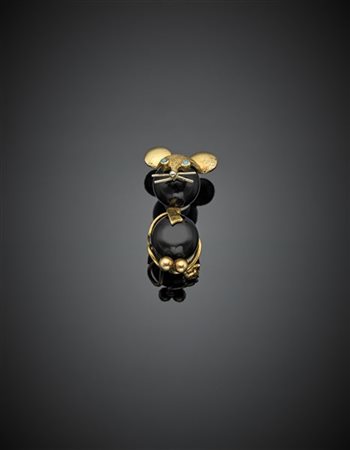 Spilla a guisa di topolino in oro giallo lucido e satinato, onice, ed occhi in