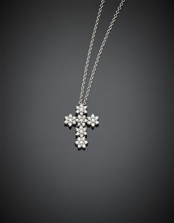 Catena in oro bianco con croce in diamanti per complessivi ct. 0,60 circa, g 5,