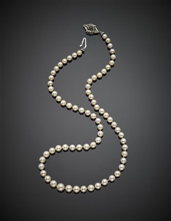 Collana a scalare di perle coltivate da da mm 6.50 a mm 9.00 circa rifinita con