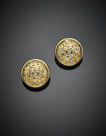 Orecchini a lobo in oro giallo con diamanti per complessivi ct. 0,40 circa, g 1