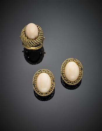 Demi-parure in oro giallo e corallo rosa composto da anello e orecchini. Corall