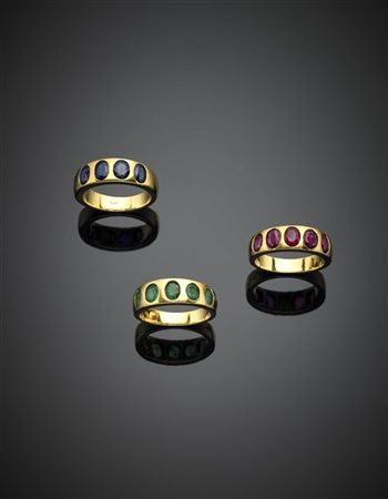 Lotto di tre fedi in oro giallo con rubini, smeraldi e zaffiri ovali, complessi