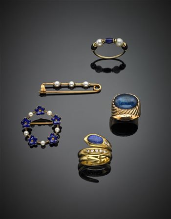 Lotto in oro giallo composto da due spille di cm 3,70 e cm 2,50 circa e tre ane