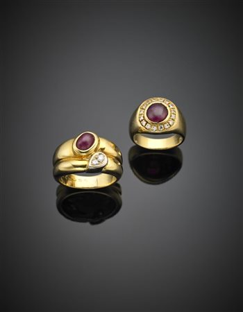 Lotto di due anelli in oro giallo, diamanti e rubini cabochon, misura 6/46 e 12