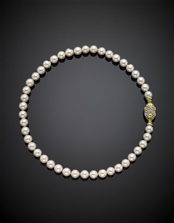 Collana in perle coltivate di mm 9/9.30 con chiusura in oro giallo e diamanti,