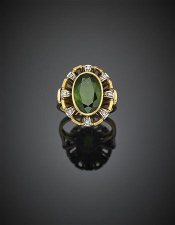 Anello in oro giallo e bianco rifinito con diamanti e tormalina verde ovale cen