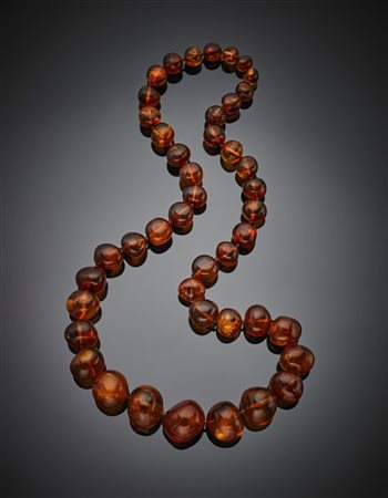 Lunga collana in "boules" a sasso di ambra a scalare da mm 11 a mm 28 circa, g