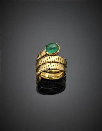 Anello a guisa di serpente in oro giallo con smeraldo ovale cabochon di ct. 1,7
