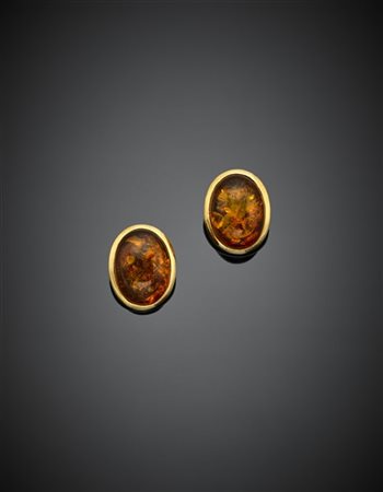 Orecchini a lobo con clip in oro giallo e ambra ovale cabochon, g 10,90 circa,
