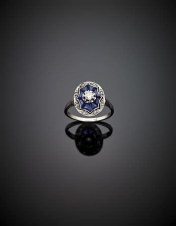 Anello in oro bianco, diamanti e zaffiri sintetici calibré, g 3,40 circa misura