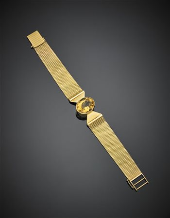 Bracciale in oro giallo ricavato da un cinturino per orologio con al centro un